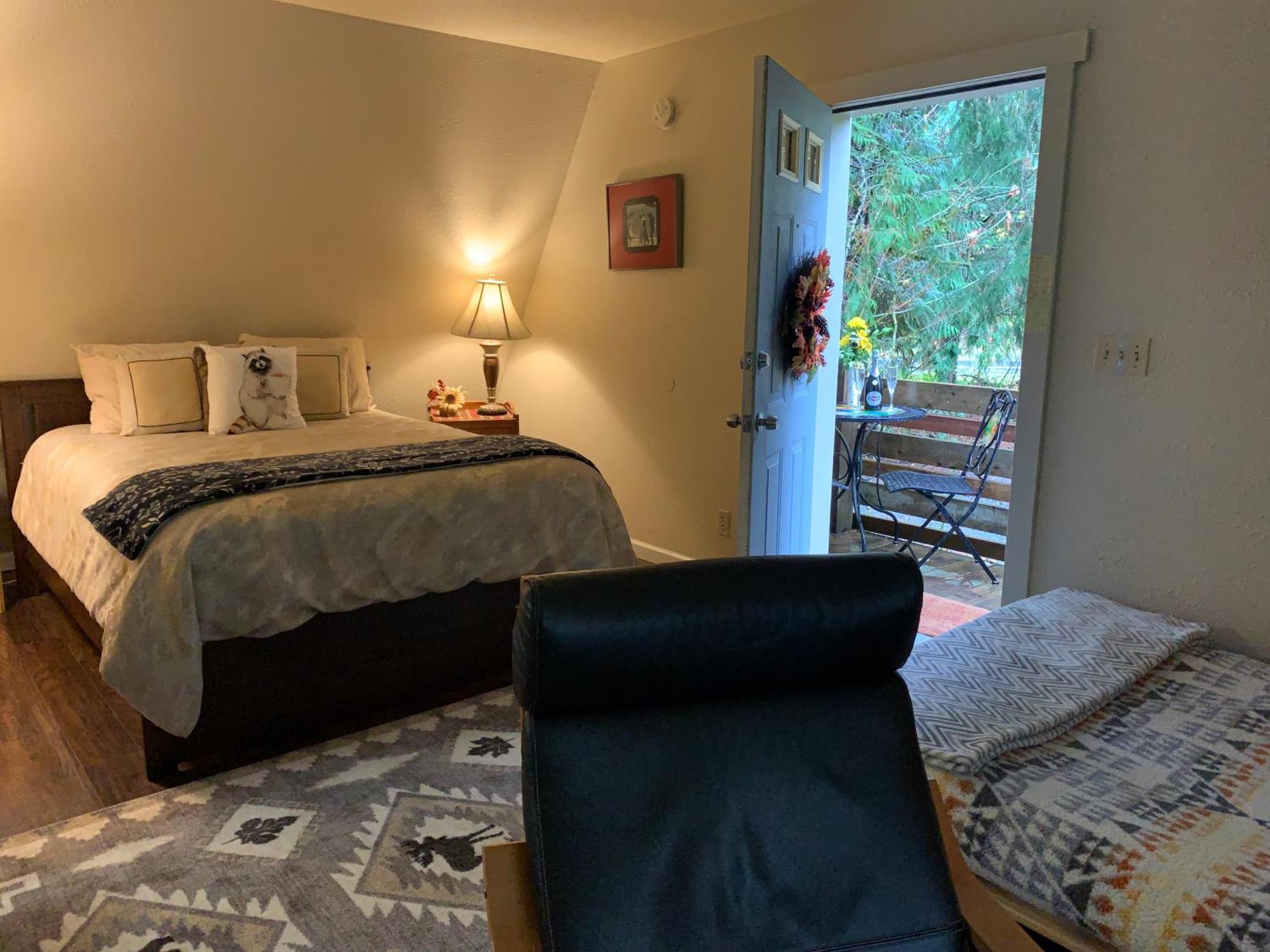 Mountain Meadows Inn & Chalet Suites Эшфорд Экстерьер фото